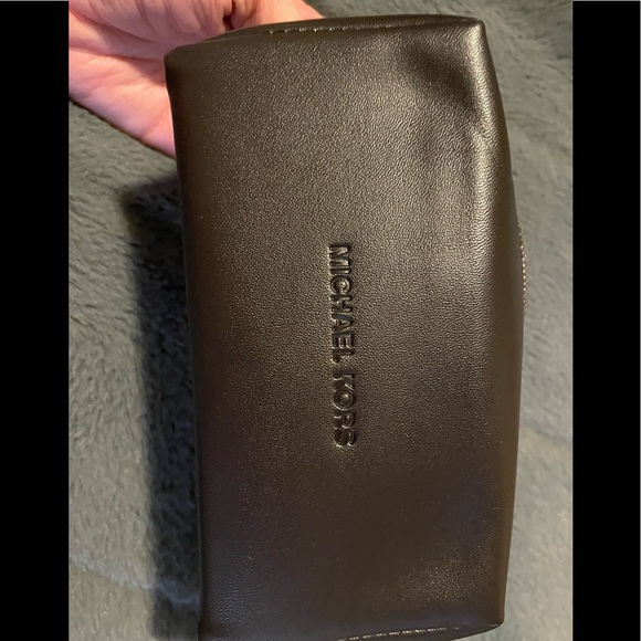 Michael Kors soft sunglasses case and cleaning cloth, faux leather - Picture 2 of 2